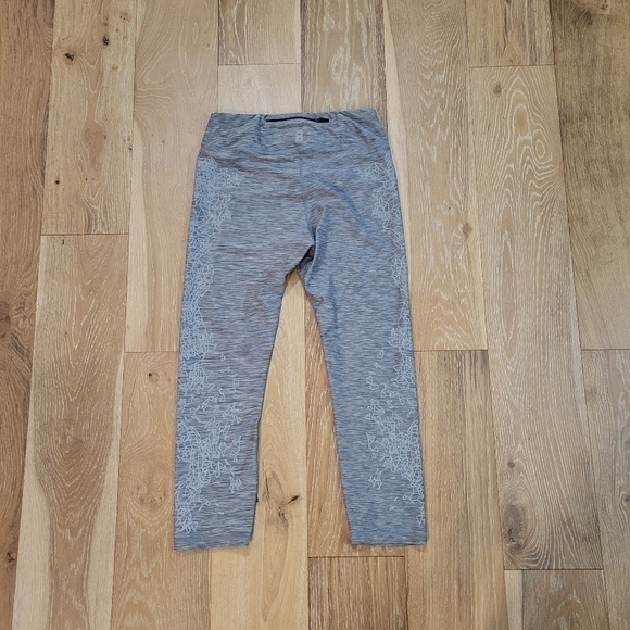 R8 Women's Heather grey leggings with reflective pattern on the sides size Med - Picture 4 of 9